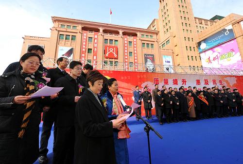 3月15日,企業(yè)代表在王府井商業(yè)街“3·15”活動現場集體宣誓,向消費者做出質量誠信承諾。當日,由國家質檢總局主辦的“3·15”大型宣傳咨詢服務暨誠信企業(yè)宣誓活動在北京王府井商業(yè)街舉行,20家企業(yè)的代表在現場宣讀了“質量誠信宣言”,并集體宣誓,向消費者做出質量誠信承諾?;顒蝇F場還設立了咨詢區(qū)、檢測區(qū)和知識長廊,為過往的消費者提供服務。新華社記者 羅曉光 攝
