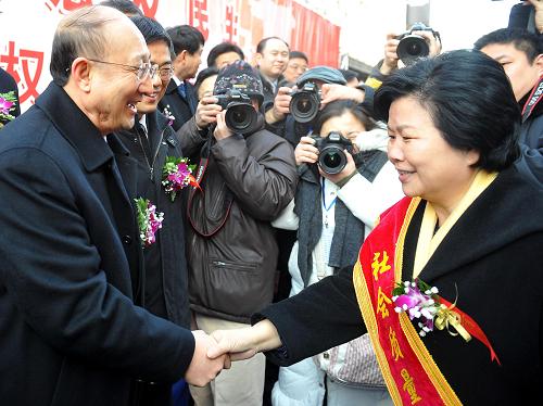 3月15日,著名播音員邢質斌(前右)被邀請成為國家質檢總局舉辦的“質量安全大家行”活動的社會質量監(jiān)督員。新華社記者 羅曉光 攝