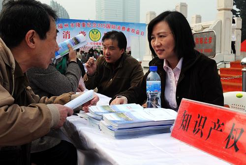 3月15日,工作人員在活動(dòng)現(xiàn)場(chǎng)接受市民咨詢。新華社記者 張國(guó)俊 攝