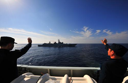 3月15日,在亞丁灣海域,中國海軍第四批護(hù)航編隊指揮所成員(前)向中國海軍第五批護(hù)航編隊揮手致意。當(dāng)日上午8時,中國海軍第五批護(hù)航編隊在亞丁灣東部預(yù)定海域與第四批護(hù)航編隊順利會合。兩批護(hù)航編隊將從15日至20日共同執(zhí)行兩次聯(lián)合護(hù)航任務(wù)。新華社記者 楊志剛 攝
