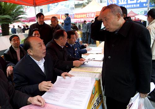 3月15日,老人們?cè)趬|江縣街頭接受消費(fèi)者投訴。在重慶墊江縣,有一支由17名老人組成的義務(wù)維權(quán)團(tuán)。自2001年以來(lái),這支全部由離退休老人組成的維權(quán)隊(duì)伍,在當(dāng)?shù)毓ど滩块T(mén)的支持下,多次獨(dú)立調(diào)查,義務(wù)為消費(fèi)者維護(hù)權(quán)益,10年來(lái)已經(jīng)為消費(fèi)者挽回上千萬(wàn)元經(jīng)濟(jì)損失。新華社記者 楊磊 攝