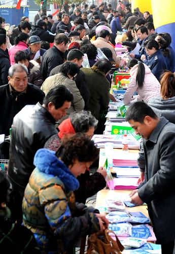 3月15日,江蘇省宿遷市舉行主題為“消費(fèi)與服務(wù)”的“3·15”國際消費(fèi)者權(quán)益日宣傳活動,當(dāng)?shù)毓ど?、質(zhì)監(jiān)等20多個部門的工作人員在活動現(xiàn)場接受消費(fèi)者投訴,并提供維權(quán)咨詢等便民服務(wù)。新華社發(fā)(柏志勇 攝)