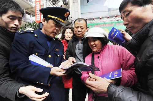 3月15日,沈陽市工商執(zhí)法人員向市民傳授消費(fèi)維權(quán)知識。新華社發(fā)(楊新躍 攝)