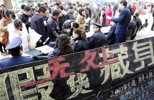 3月15日,市民在鄭州市紫荊山百貨大樓廣場舉行的國際消費(fèi)者權(quán)益日宣傳活動現(xiàn)場咨詢。新華社發(fā)(陳代述 攝)
