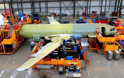 由中航西飛總裝的首對(duì)空客A320機(jī)翼被裝配在機(jī)身上(3月16日攝)。3月16日,由中國(guó)航空工業(yè)集團(tuán)公司下屬西安飛機(jī)工業(yè)集團(tuán)有限責(zé)任公司完成總裝的首對(duì)空客A320機(jī)翼在空客天津總裝廠成功實(shí)現(xiàn)與機(jī)身對(duì)接。機(jī)翼質(zhì)量及制造水平獲得了用戶的肯定。新華社記者 劉海峰 攝