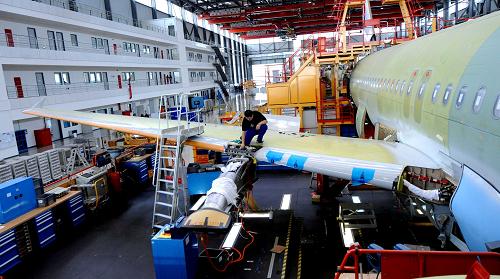 3月16日,空客天津總裝廠的技術(shù)人員在測(cè)試由中航西飛總裝的首對(duì)空客A320機(jī)翼。新華社記者 劉海峰 攝