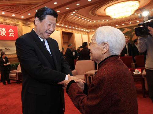 3月16日,紀(jì)念段君毅同志誕辰100周年座談會(huì)在北京人民大會(huì)堂舉行。中共中央政治局常委、中央書(shū)記處書(shū)記、國(guó)家副主席習(xí)近平出席座談會(huì)。這是座談會(huì)后,習(xí)近平與段君毅同志的夫人陳亞琦握手。新華社記者 龐興雷 攝