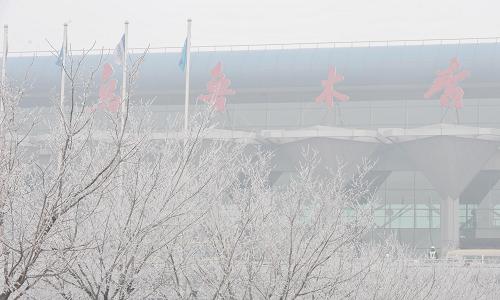 3月16日,烏魯木齊機(jī)場(chǎng)籠罩在濃霧中。新華社發(fā)(江文耀 攝)