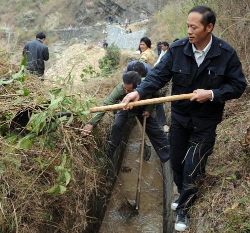 3月17日,東蘭縣蘭木鄉(xiāng)干部群眾在疏通被淤堵的灌溉水渠。新華社記者 張愛林 攝