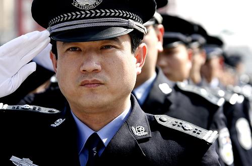 3月17日,邊檢民警在2010年上海世博會(huì)安保誓師大會(huì)上。新華社記者 陳飛 攝