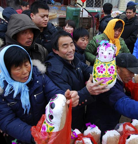 3月17日,人們在山東濱州市惠民縣皂戶李鄉(xiāng)火把李村的“泥娃娃廟會”上選購泥娃娃。當日是農(nóng)歷二月初二“龍?zhí)ь^”,山東省濱州市惠民縣皂戶李鄉(xiāng)的村民紛紛趕“泥娃娃廟會”,選購泥娃娃。買泥娃娃在當?shù)亟?#8220;拴娃娃”,象征著吉祥幸福、人丁興旺。該鄉(xiāng)的泥娃娃是用當?shù)丶t黏土作原料手工制作的,已有300多年的歷史。每年農(nóng)歷二月二,人們都會去“泥娃娃廟會”上“拴娃娃”。新華社發(fā)(董乃德 攝)