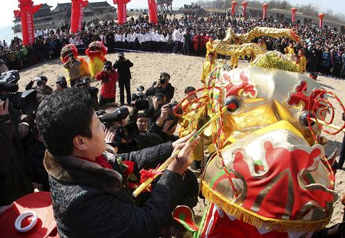 3月17日,在秦皇島市山海關(guān)舉行的“龍?zhí)ь^”文化旅游節(jié)開幕式上,嘉賓為舞龍“點(diǎn)睛”。當(dāng)日是農(nóng)歷二月初二,傳說是天上主管云雨的龍王抬頭的日子。河北省秦皇島市在長城之首老龍頭舉辦首屆山海關(guān)“中華龍?zhí)ь^文化旅游節(jié)”,充滿特色的傳統(tǒng)民俗和“龍”文化資源有機(jī)融合,吸引了眾多游客的目光。新華社發(fā)(劉光昱 攝)