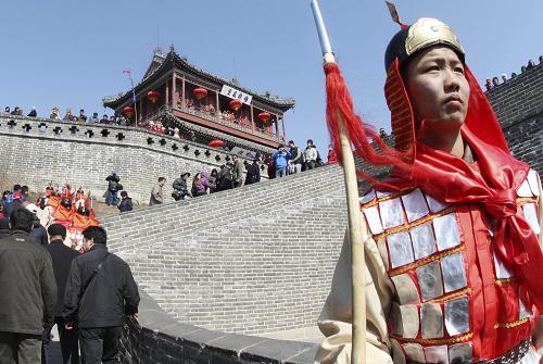 3月17日,演員裝扮成古代士兵在秦皇島市山海關(guān)的“龍?zhí)ь^”文化旅游節(jié)活動(dòng)現(xiàn)場再現(xiàn)“將士巡城”。新華社發(fā)(劉光昱 攝)