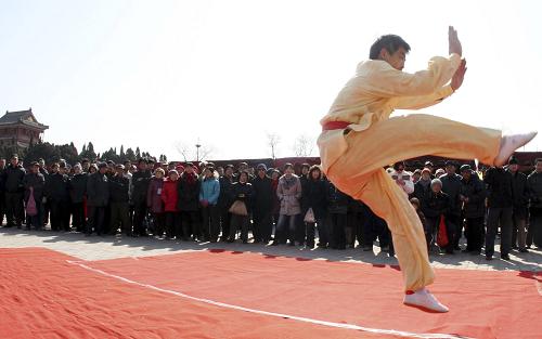 3月17日,武術(shù)愛好者在秦皇島市山海關(guān)的“龍?zhí)ь^”文化旅游節(jié)上擺擂臺(tái),展身手。新華社發(fā)(劉光昱 攝)