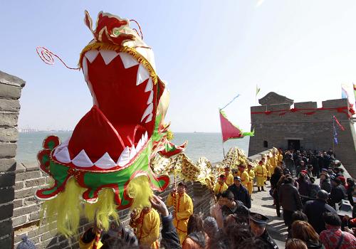 3月17日,舞龍隊(duì)在秦皇島市山海關(guān)老龍頭景區(qū)城墻上舞動(dòng)巨龍。新華社發(fā)(周雪峰 攝)