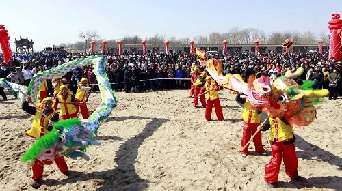 3月17日,游客在秦皇島市山海關(guān)的“龍?zhí)ь^”文化旅游節(jié)上觀看舞龍表演。新華社發(fā)(周雪峰 攝)