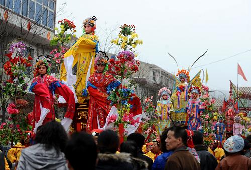 3月17日,民間藝人在廟會(huì)上表演“抬閣”。當(dāng)日是農(nóng)歷“二月二”,山西省太原市晉源地區(qū)一年一度的“龍?zhí)鞆R會(huì)”如期舉行,具有古晉陽(yáng)特色的秧歌、舞龍、抬閣、晉劇等民俗活動(dòng)陸續(xù)上演,熱鬧非凡,吸引上萬居民參與。“龍?zhí)鞆R會(huì)”至今已有上千年的歷史,被評(píng)為山西省非物質(zhì)文化遺產(chǎn)。廟會(huì)期間,當(dāng)?shù)卮迕耵[社火、唱古戲、敬神靈,以祈求平安吉祥、五谷豐登,形成了具有鮮明地域特色的民間文化。新華社記者 燕雁 攝