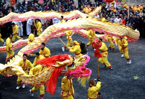 3月17日,民間藝人在廟會(huì)上舞龍。新華社記者 燕雁 攝