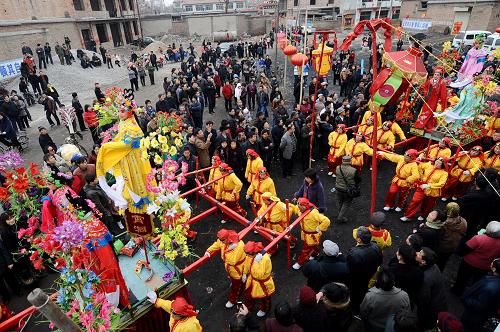 3月17日,民間藝人在廟會(huì)上表演“抬閣”。新華社記者 燕雁 攝