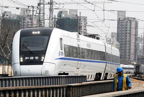 3月18日,一輛動車組列車從滬寧城際鐵路上海西站鋪軌工地旁駛過。新華社發(fā)