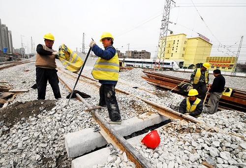 3月18日,工人在滬寧城際鐵路上海西站鋪軌工地施工。新華社發(fā)