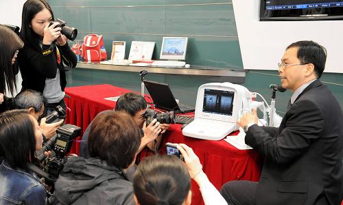 3月18日,香港理工大學(xué)醫(yī)療科技及資訊學(xué)系教授鄭永平在介紹乳癌診斷儀。新華社記者 黃本強 攝