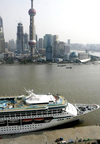 3月18日,豪華游輪靠泊在上海國際客運中心碼頭。新華社記者 陳飛 攝