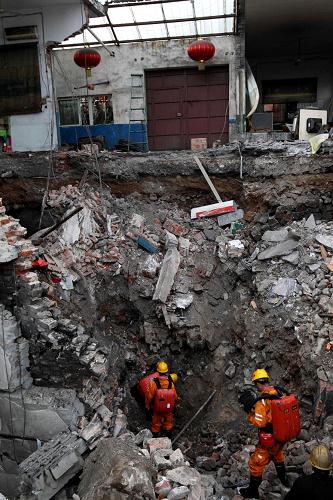 4月1日,救援隊(duì)員開始下井救援。新華社記者 汪永基 攝