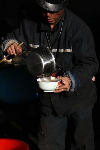4月1日,救援人員每天工作十幾個小時,吃的卻僅是饅頭和清湯,看不見一片菜葉。新華社記者 高學余 攝