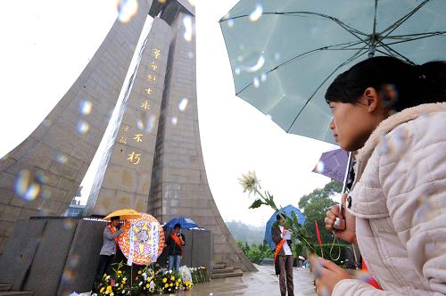 4月4日,大學(xué)生在福州文林山革命烈士紀(jì)念碑前祭奠英烈。當(dāng)日,福州各界群眾和青年學(xué)生紛紛冒雨來到革命烈士紀(jì)念碑前,開展祭奠英烈活動(dòng),表示繼承革命遺志,爭(zhēng)當(dāng)時(shí)代先鋒。新華社記者 張國(guó)俊 攝