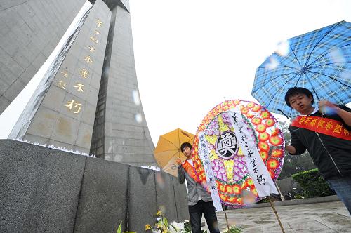 4月4日,大學(xué)生在福州文林山革命烈士紀(jì)念碑前敬獻(xiàn)花圈。新華社記者 張國(guó)俊 攝