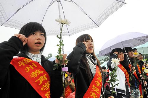 4月4日,福州教育學(xué)院團(tuán)員青年在福州文林山革命烈士紀(jì)念碑前宣誓。新華社記者 張國(guó)俊 攝