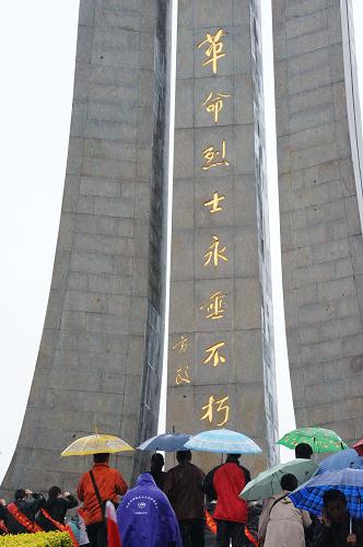 4月4日,各界群眾在福州文林山革命烈士紀(jì)念碑前開展祭奠英烈活動(dòng)。新華社記者 張國(guó)俊 攝