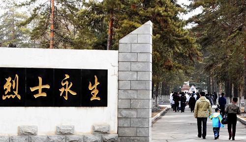 4月4日,市民走入哈爾濱烈士陵園。當(dāng)日是清明小長假的第二天,哈爾濱市的許多市民、學(xué)生自發(fā)來到哈爾濱烈士陵園,祭奠烈士、緬懷英靈。新華社記者 王建威 攝