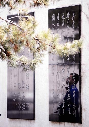 4月4日,一名學(xué)生正在哈爾濱烈士陵園的碑文墻上閱讀。當(dāng)日是清明小長假的第二天,哈爾濱市的許多市民、學(xué)生自發(fā)來到哈爾濱烈士陵園,祭奠烈士、緬懷英靈。新華社記者 王建威 攝