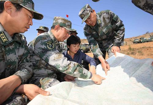 4月4日,北京軍區(qū)部隊(duì)和成都軍區(qū)部隊(duì)的有關(guān)領(lǐng)導(dǎo),在云南省石林縣板橋鎮(zhèn)慈門村鉆井現(xiàn)場(chǎng)同縣、鄉(xiāng)干部一起研究制定找水打井方案。新華社記者 王建民 攝