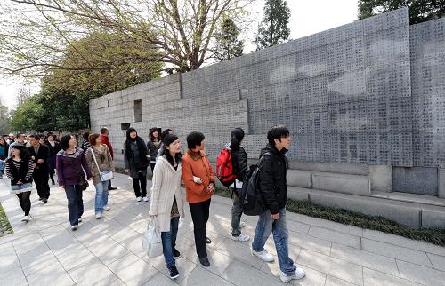 清明節(jié)前夕,成千上萬的南京市民、學生和外地游人來到侵華日軍南京大屠殺遇難同胞紀念館參觀祭奠,憑吊被侵華日軍殺害的同胞。這是4月4日,人們在遇難者名單墻前參觀。新華社記者 孫參 攝