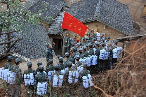 4月2日,駐滇某部防化團(tuán)部分官兵為老區(qū)人民送水。新華社記者 王建民 攝