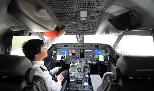 4月27日,“民生001號(hào)”公務(wù)機(jī)機(jī)組人員在做首航準(zhǔn)備。新華社記者 劉海峰 攝
