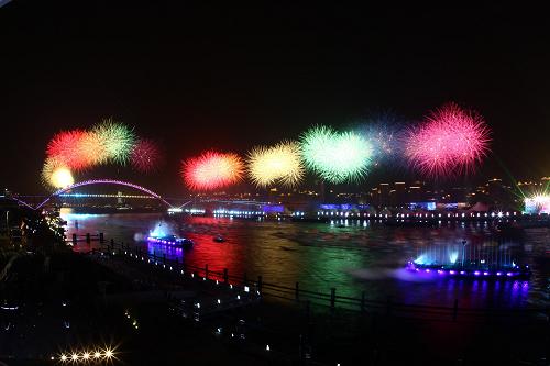 4月30日,中國2010年上海世博會開幕式大型燈光噴泉焰火表演在上海舉行。新華社記者 邢廣利 攝