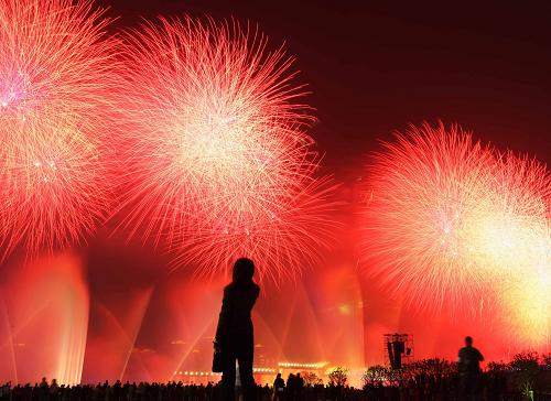 4月30日,中國(guó)2010年上海世博會(huì)開幕式大型燈光噴泉焰火表演在上海舉行。新華社記者 廖宇杰 攝
