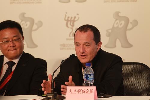 4月30日,室外燈光噴泉焰火表演總導(dǎo)演、來自澳大利亞DAE團(tuán)隊(duì)負(fù)責(zé)人大衛(wèi)·阿特金斯在新聞發(fā)布會(huì)上回答記者提問。當(dāng)日,中國2010年上海世博會(huì)開幕式新聞發(fā)布會(huì)在世博園內(nèi)的世博中心舉行。開幕式主創(chuàng)人員介紹了開幕式方方面面的情況。新華社記者 任瓏 攝