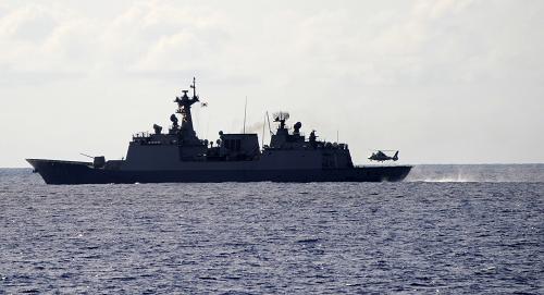 5月13日,在亞丁灣東部海域,中國海軍護航編隊“廣州”艦艦載直升機降落在韓國“姜邯贊”艦飛行甲板。當日,中韓兩國海軍護航艦艇在亞丁灣東部海域首次進行聯(lián)合演練。此次演練內容包括兩國護航艦艇的溝通聯(lián)絡與會合、通信演練、直升機互降等。雙方護航編隊指揮員分階段擔任海上指揮員,交替指揮聯(lián)合演練。新華社發(fā)(江山 攝)