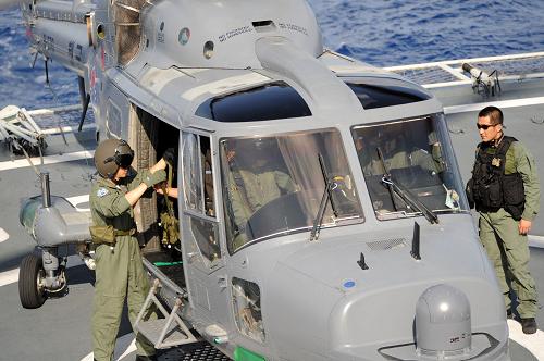 5月13日,在亞丁灣東部海域,韓國“山貓”直升機機組降落在中國海軍護航編隊“廣州”艦。新華社發(fā)(江山 攝)