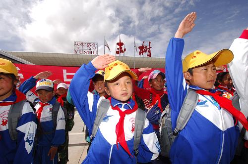 5月14日,在青海省玉樹藏族自治州巴塘機場,學(xué)生們向老師行隊禮。當(dāng)日,青海玉樹地震災(zāi)區(qū)的20名孩子參加了由共青團海南省委、共青團青海省委和海南省廣播電視臺總臺新聞頻道共同舉辦的“愛心玉樹陽光行動”主題活動,孩子們將在老師的帶領(lǐng)下乘坐飛機前往海南三亞、??诘鹊亟邮苄睦砗亲o。新華社記者 張宏祥 攝
