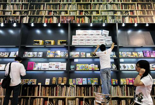 5月17日,參展單位工作人員在展架上整理漫畫書籍等參展品。當日,第六屆中國(深圳)國際文化產(chǎn)業(yè)博覽交易會落下帷幕。截至5月17日14時,本屆文博會的總成交額已過千億元,超過上屆總成交額。合同成交金額348.72億元,比上屆174.64億元增加近一倍,其中,主會場合同成交金額67.06億元,分會場成交金額222.37億元,深圳文化產(chǎn)權(quán)交易所合同成交金額59.29億元。新華社記者 陳曄華 攝