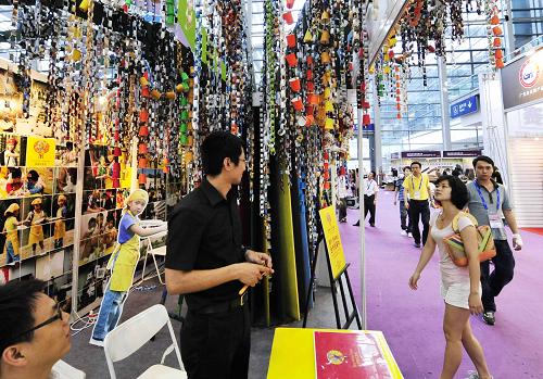5月17日,觀眾在參觀一家參展少兒美術(shù)教育機構(gòu)的展位。新華社記者 陳曄華 攝