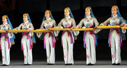 寧夏中衛(wèi)市歌舞團(tuán)演員在表演節(jié)目《回鄉(xiāng)婚禮》(5月16日攝)。新華社記者 劉泉龍 攝