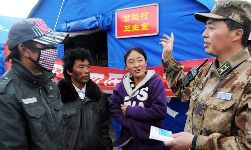 5月17日,蘭州軍區(qū)聯(lián)勤某分部官兵為甘達(dá)村村民講解用藥常識。新華社發(fā)(楊繼濤 攝)
