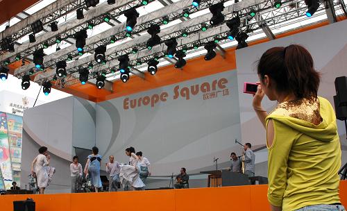 5月18日,一位游客在拍攝西班牙加利西亞新舞蹈團(tuán)的演出。新華社發(fā)(李百順 攝)